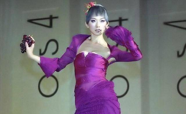 林志玲的紫色造型火了,形象反差太大被热议,网友:以为是梅艳芳_一个人