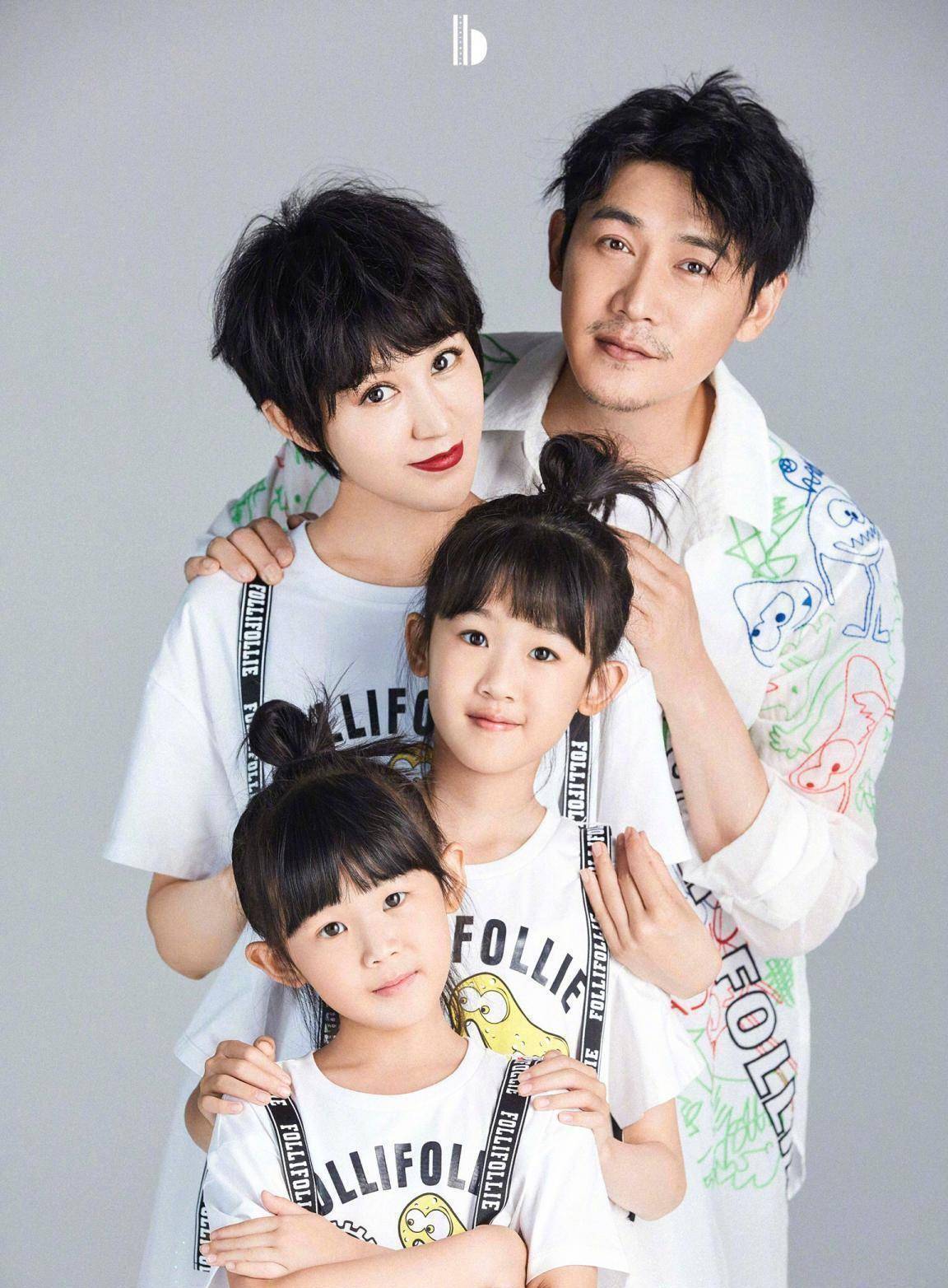 鲍蕾和女儿们穿着的是白色的纱裙,裙子的上半身是白色的短袖,肩膀的