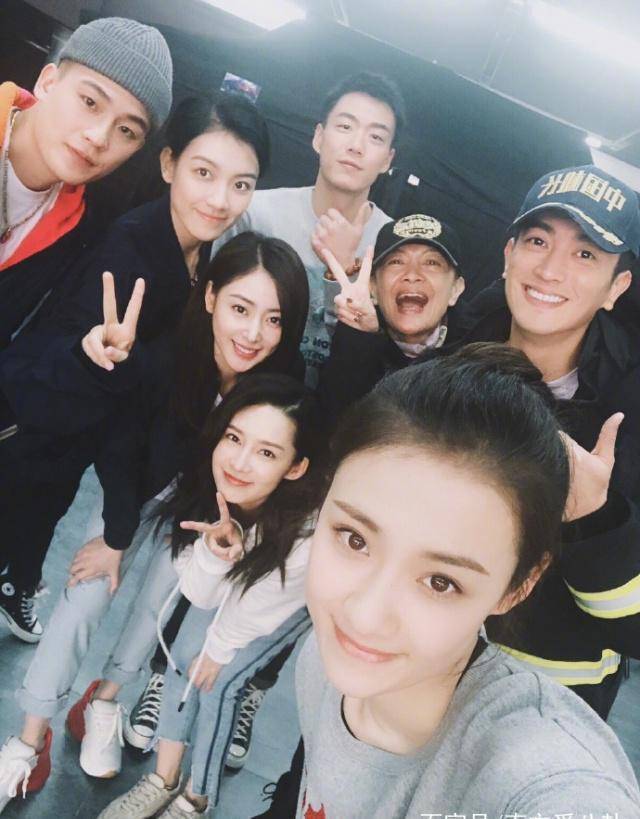 李沁晒《中国机长》杀青照,baby现身惹争议,网友庆幸其只是客串_演技