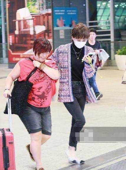 最近张艺兴的二胎专辑大火,也难怪小绵羊这么累了.各种签售活动