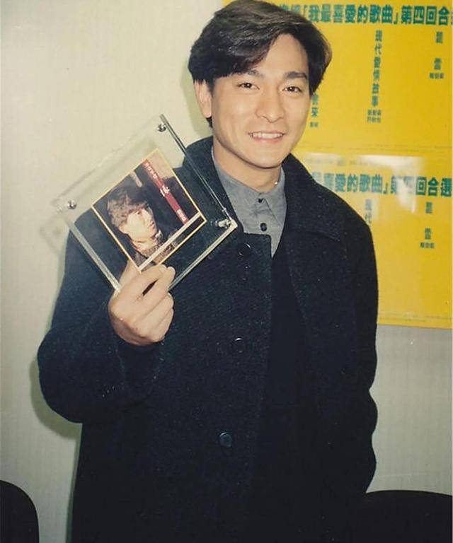 第一位成功打入国语市场的香港歌手1988年到1992年,刘德华每年接的