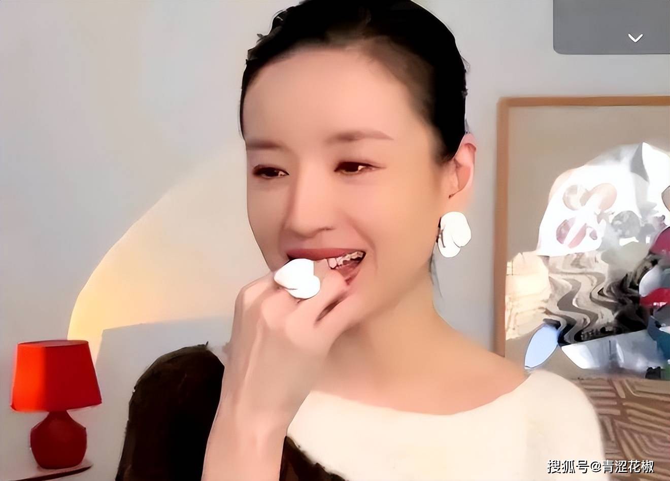 面对离婚后的狼狈十年,潘粤明前经纪人发文引热议_专访_网友_陈祉希