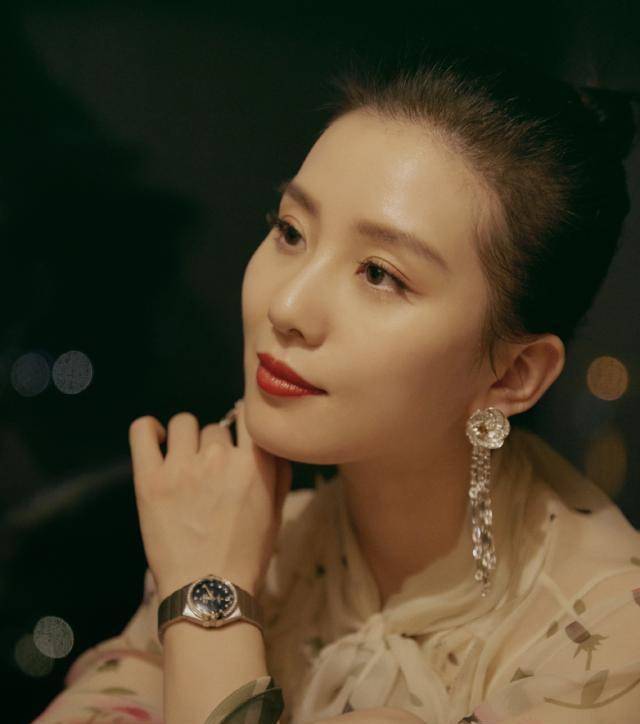 刘诗诗产后复出状态更胜从前,穿印花裙娇美似公主,真不服都不行_活动