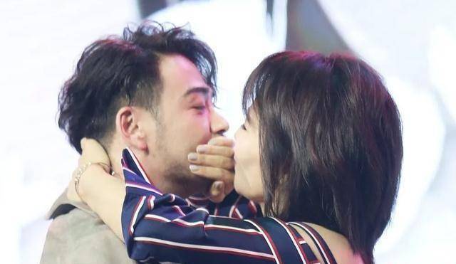 刘涛杨烁当众拥抱,纯友谊还是早已两情相悦?