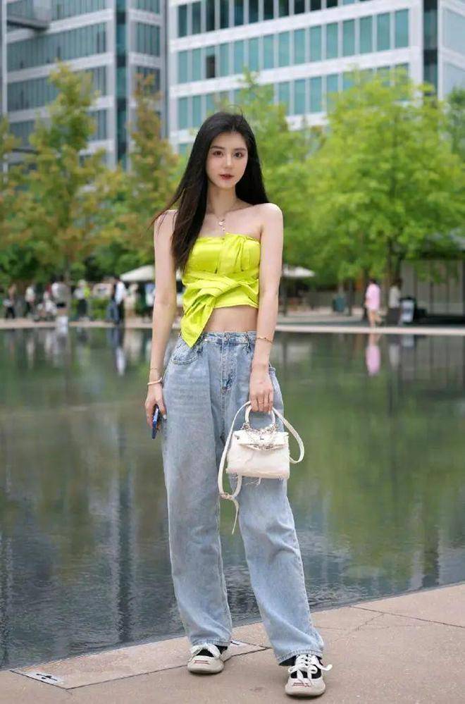 "抹身材加拖地裤",真的不要太好看,现在流行这么穿?