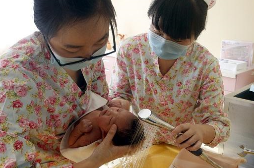 原创            月子坐30天还是42天呢？其实产妇身体有这表现，就可以出月子了（月子30天还是40天）