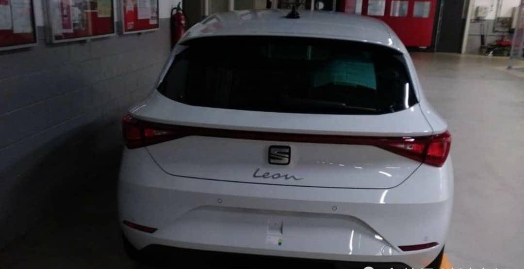 全新西雅特leon实车曝光,外观很时尚,采用拨片式的换挡_搜狐汽车_搜狐