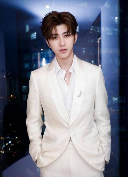 明星自毁颜值,蔡徐坤登榜,颖宝三太子,仙女刘亦菲有点过分了_自拍