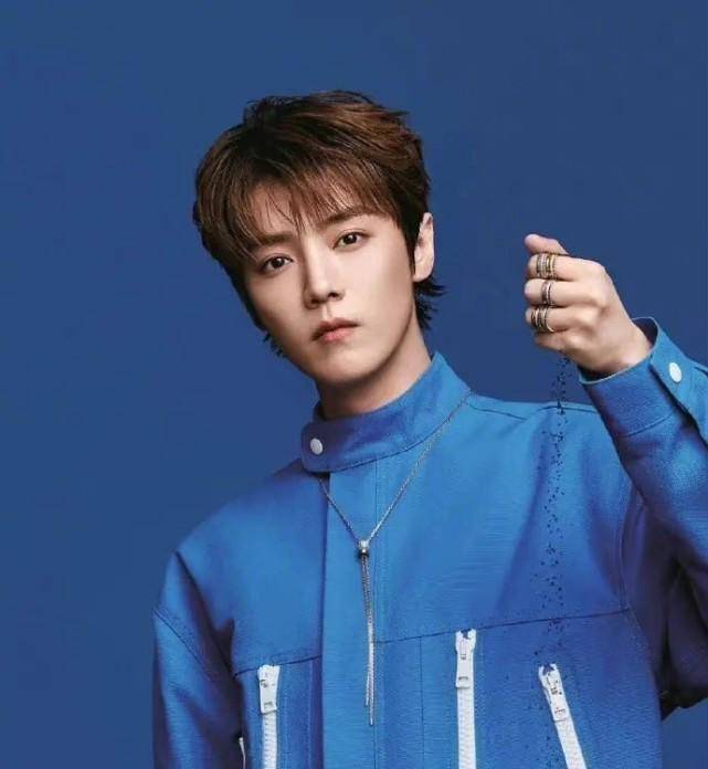 鹿晗深夜喝醉被搀扶,随后关晓彤被朋友扶出来,两个人关系真好啊_聚餐