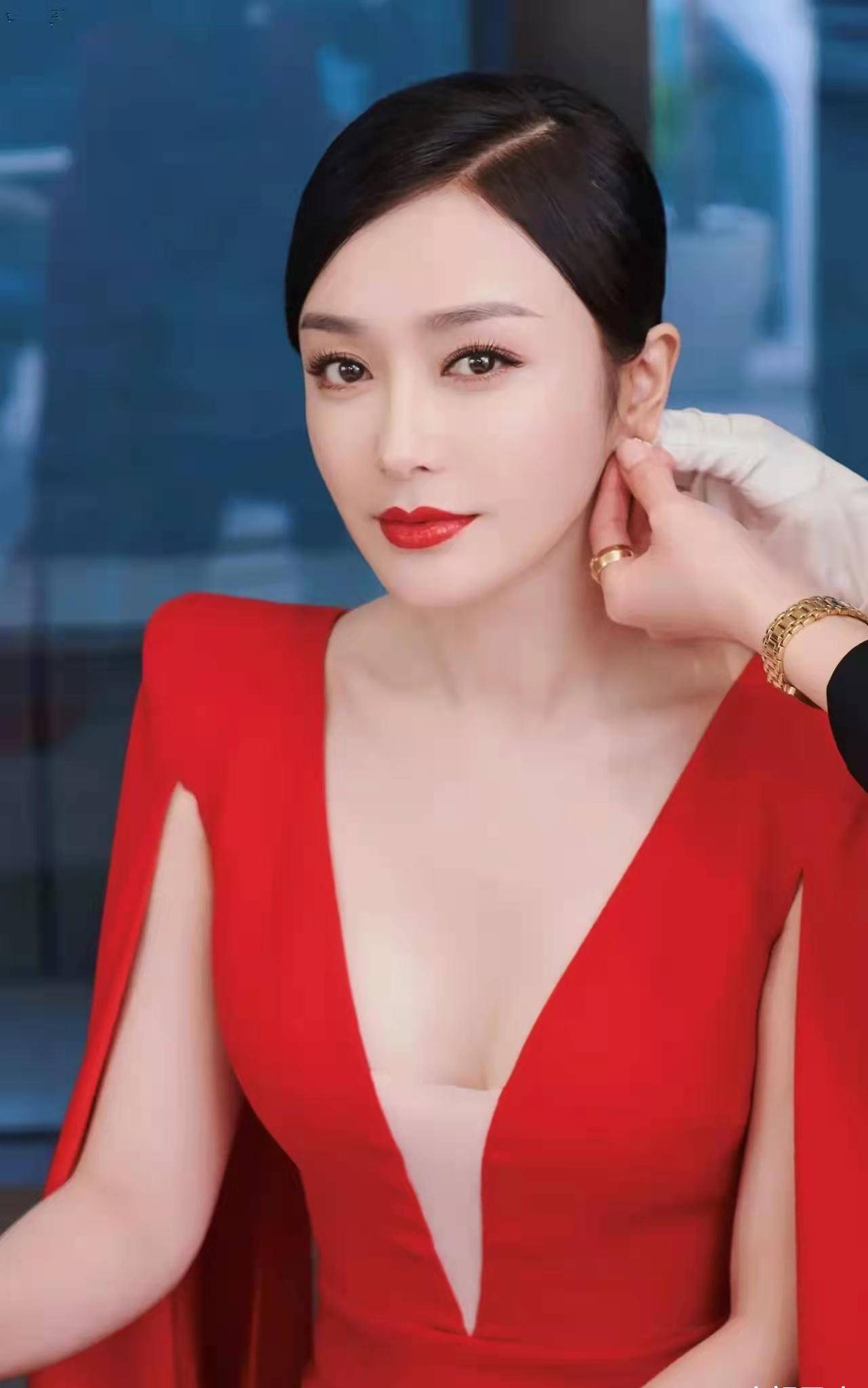 秦岚精致妆容靓照欣赏身材高挑纤瘦肌肤白嫰亮眼,红唇鲜艳妩媚.