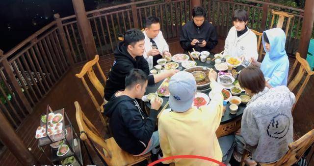 鹿晗坐椅子角吃火锅,桌上的"女友专用"抢镜,网友:晓彤别藏了_酱料