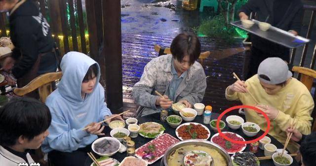 鹿晗坐椅子角吃火锅,桌上的"女友专用"抢镜,网友:晓彤别藏了_酱料