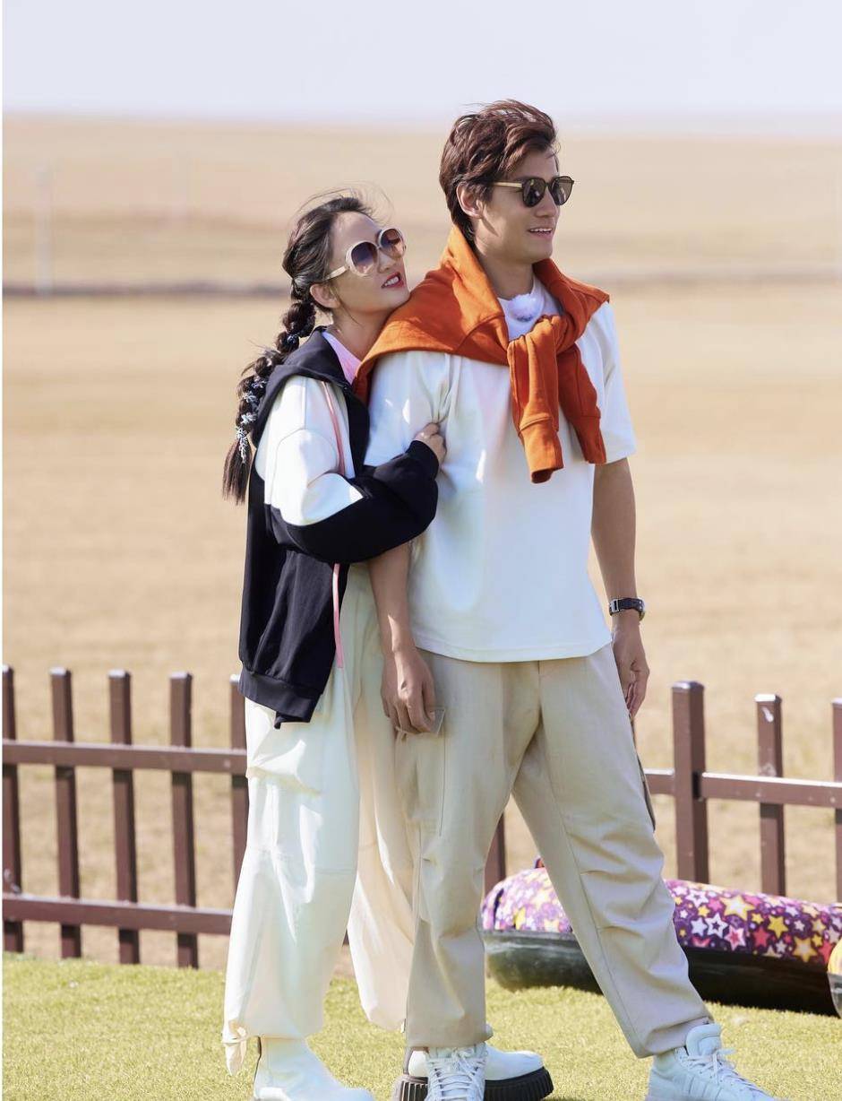 44岁陈乔恩游泳被老公拍视频爆照,穿泳衣身材丰腴,网友:太美了_艾伦