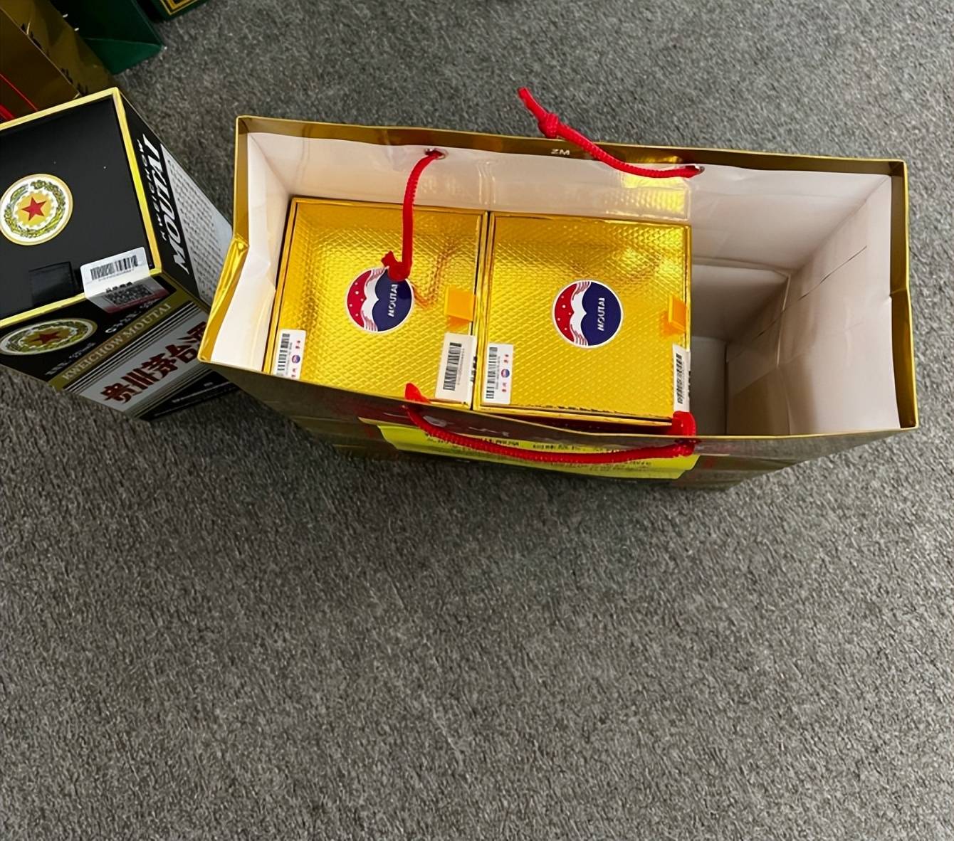 茅台的手提袋是最懂"人情世故的",可谓是绝妙,只可惜总是被人们忽视.