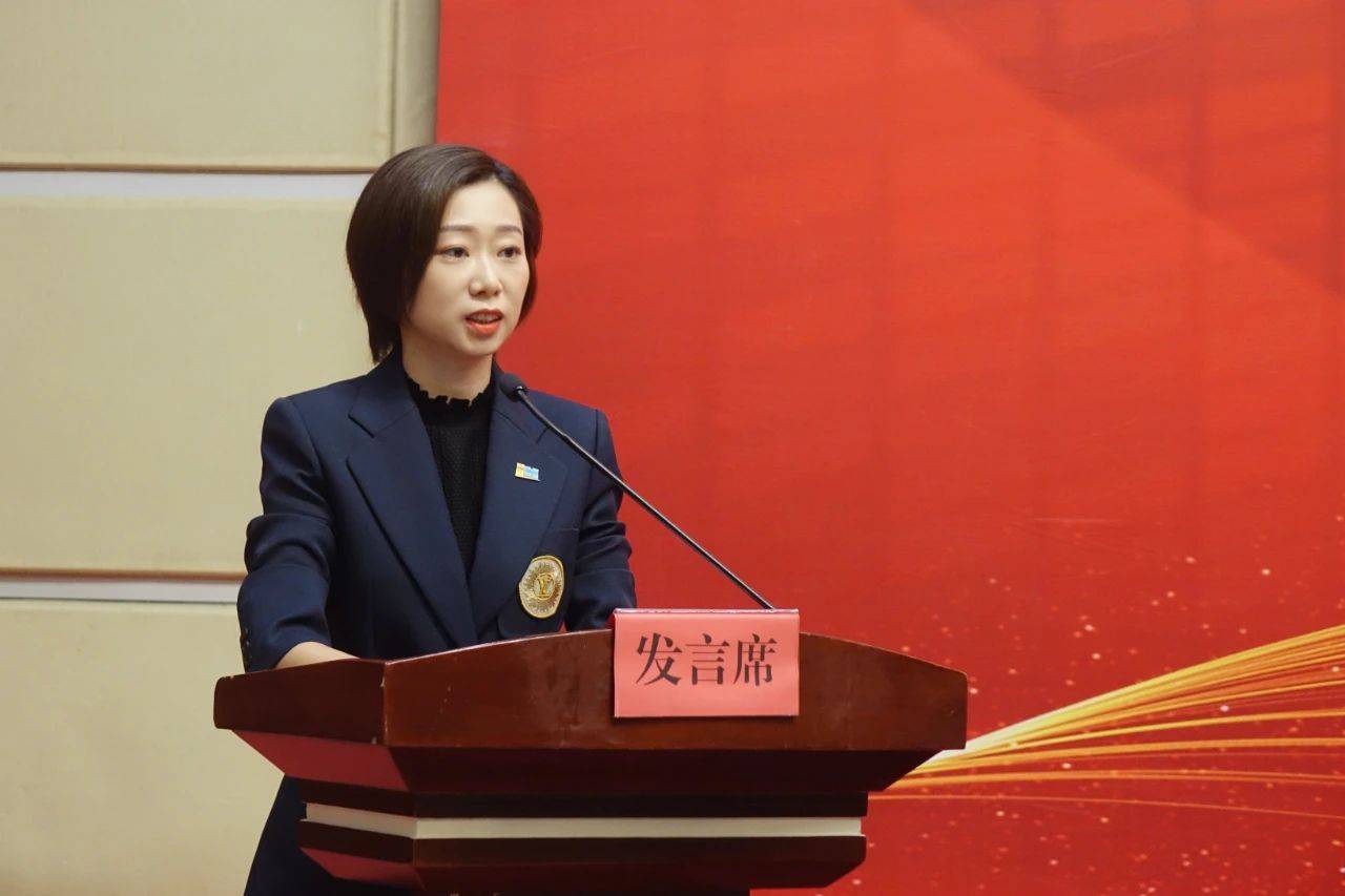 该企业龙合智能装备制造有限公司占股70%,杨静个人直接持股30%