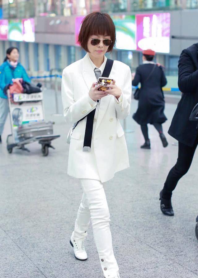 鲁豫出行,穿一身军绿色工装风套装耍帅,搭一件高领就不冷了!