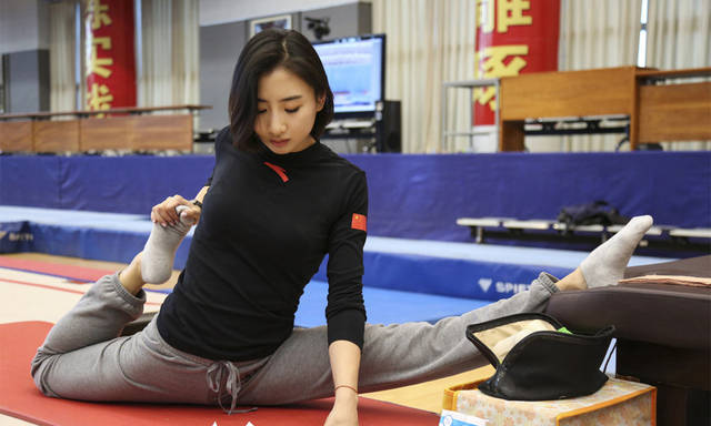 "蹦床公主"——何雯娜,为国家夺得蹦床项目第一枚奥运金牌_陈一冰_黄