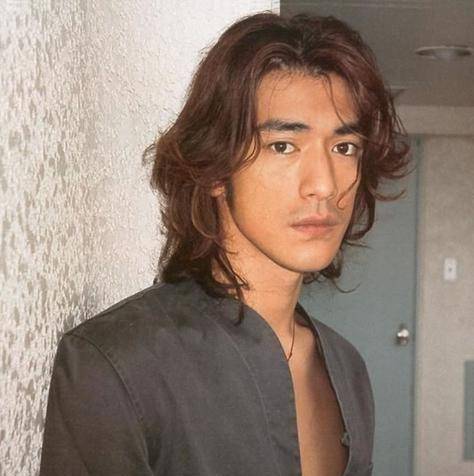 金城武,长发的他依旧a到爆炸,行走的荷尔蒙.郑元畅"直树".