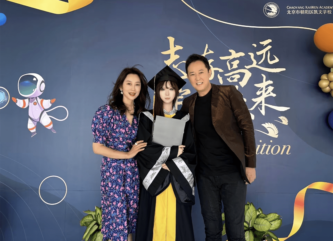 巨大的画报上方写着"北京朝阳凯文学校",由此不难分析,汪美萱是从这里