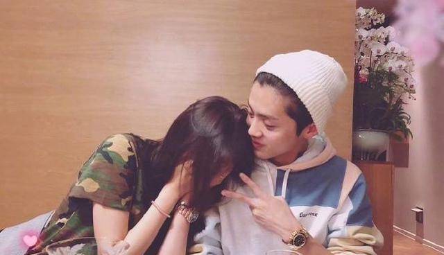 鹿晗和于嘉萌泡吧到天亮被拍,工作室回应亮了_关晓彤_酒吧_美女