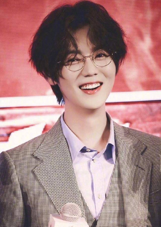 鹿晗新发型撞上蔡徐坤,一点都不显"娘气",重回颜值巅峰_感觉_吴磊