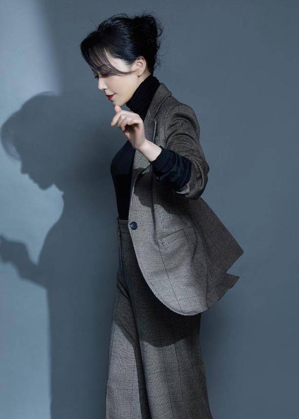 真优雅不惧年龄,俞飞鸿49岁依旧年轻,紧身西装好"禁欲"_时尚_身材