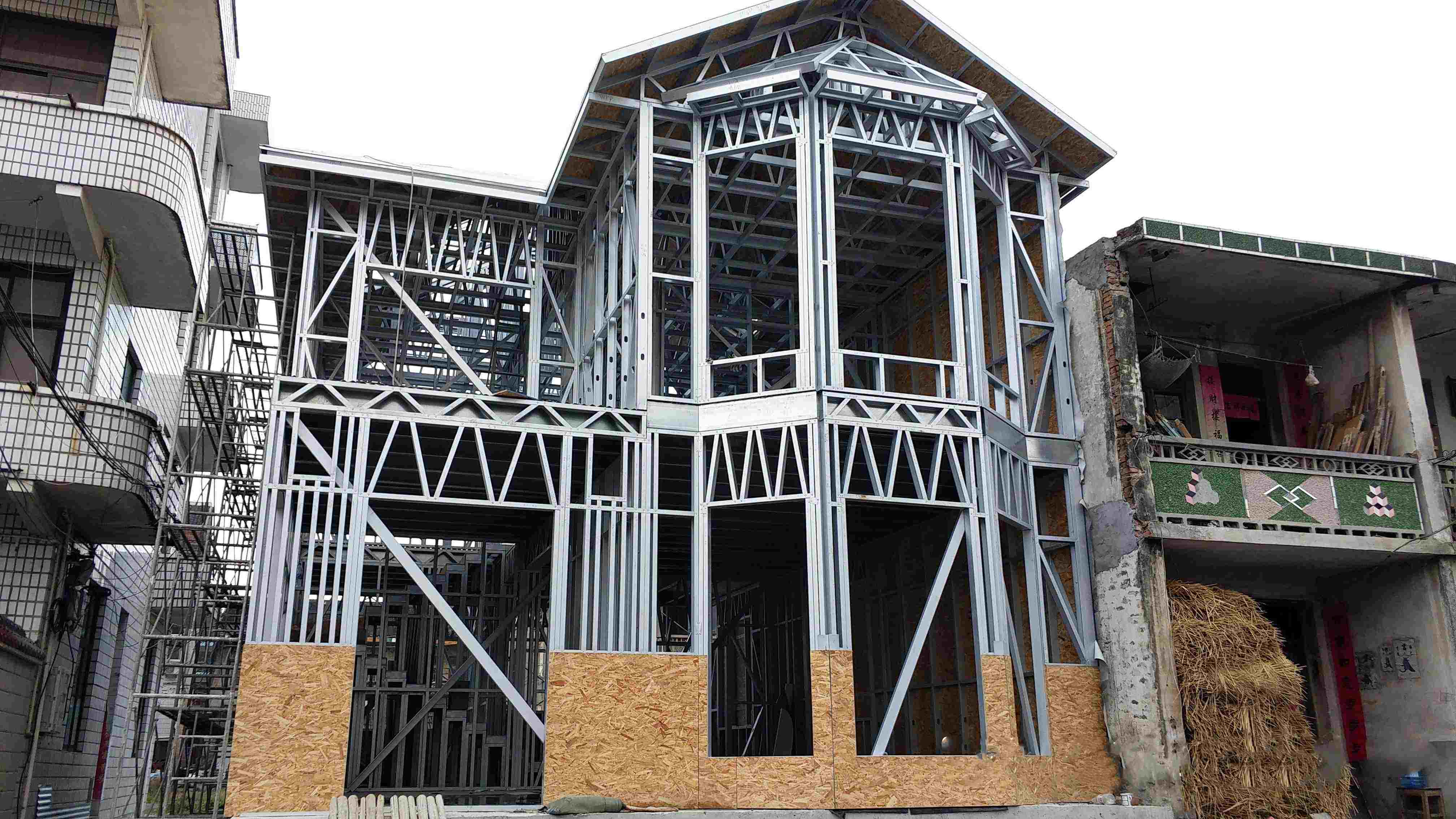 总的来说,轻钢别墅建造起来会更加简单快捷,价格也比较适中,并且使用