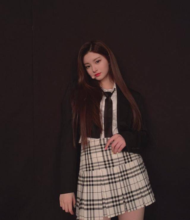 令人心动的大火女团都是00后了?看得心动吗?_姐姐_少男少女_金色