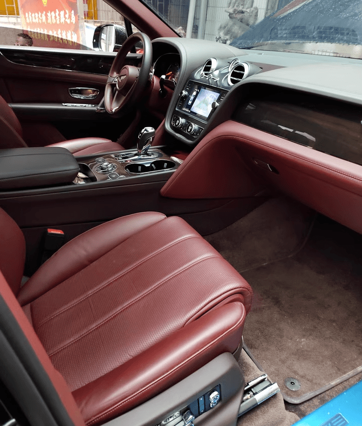 广西壮族自治区梧州市一辆无牌的宾利添越牌小型轿车将以128万起拍