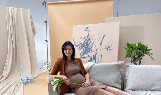 原来是准妈妈惠若琪在拍摄孕期写真,为自己和宝宝留下美好的回忆.