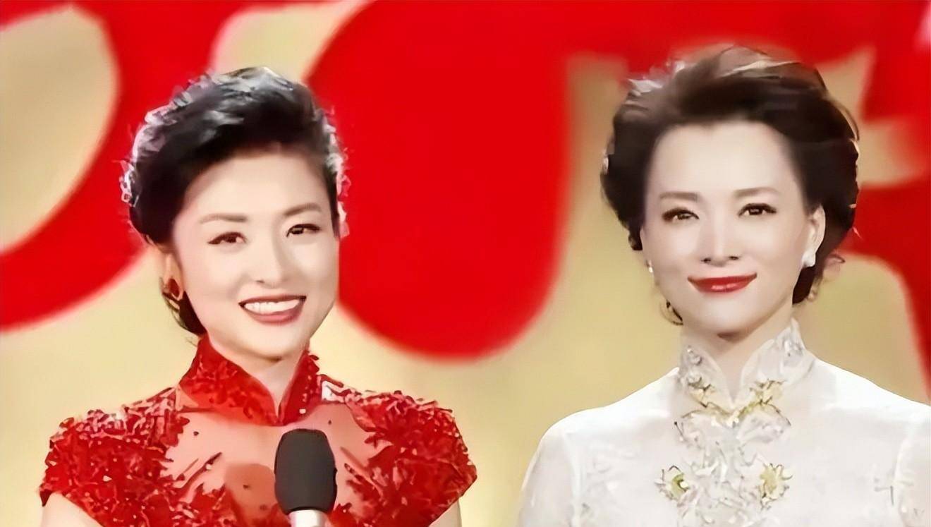 54岁周涛近照曝光,穿旗袍配灰色外套气质端庄优雅,弯腰送道具_董卿