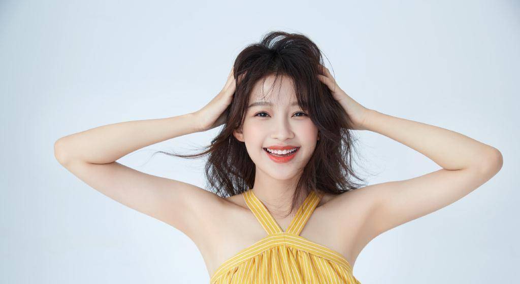 难怪嫌老公晒的照太胖,孙怡穿黄色露肩裙出镜,锁骨能放一打硬币