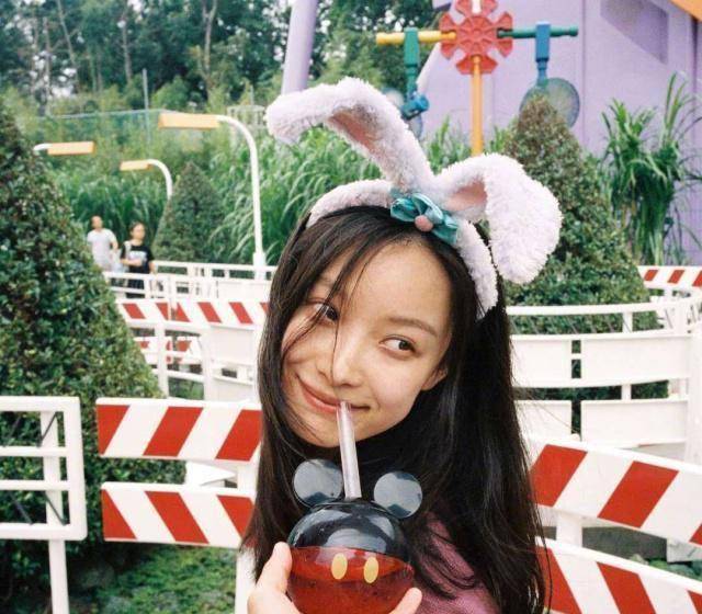 倪妮迪士尼游玩,戴兔耳朵变身萌系少女,纯素颜出镜颜值依旧抗打_样子