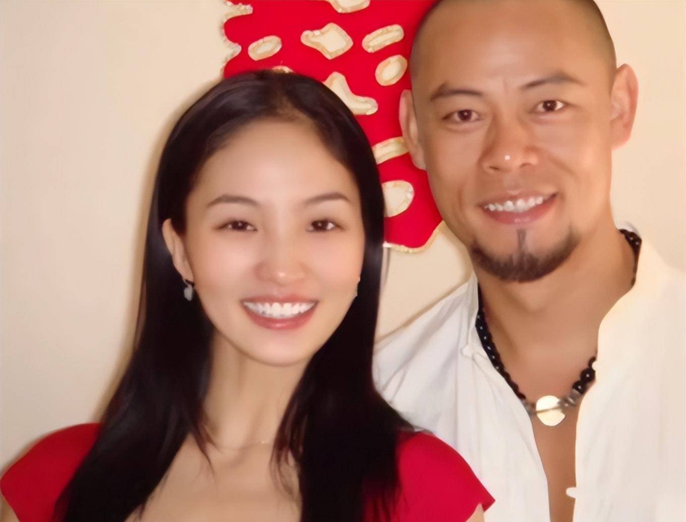 晋松小10岁妻子晒旗袍美照,身材凹凸有致有韵味,美貌不输明星_李汶桐