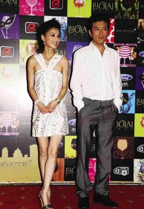 47岁杨子深夜晒20岁女儿旧照,和后妈黄圣依颜值相当,高学历美女_照片