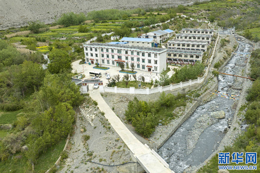 新华网 旦增努布 摄6月8日,西藏隆子县加玉乡共拉村村民嘎典拉姆在