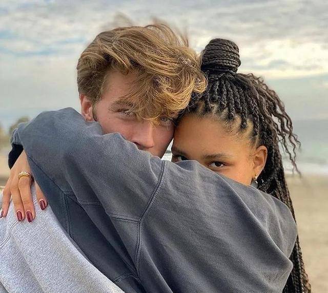 年仅21岁的男模幸运蓝luckybluesmith结婚了_因为_责任感_低调