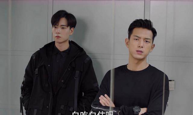 亲爱的热爱的,李现在剧中或是装酷,做过模特的胡一天却是真有型