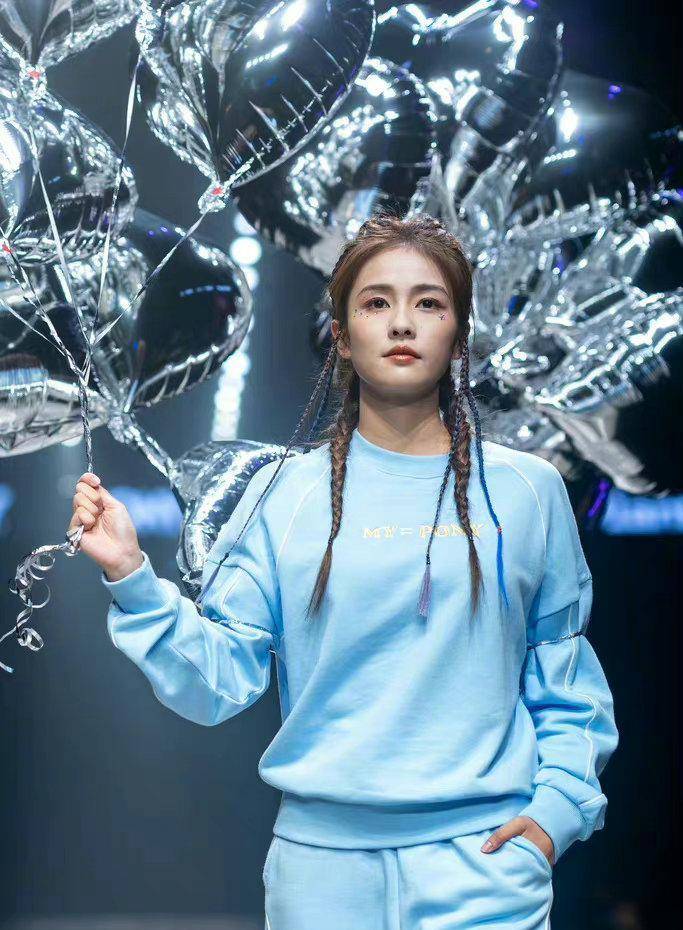 白鹿走秀太肥了,原来,"穿对衣服真的很新的"_造型_身材_风格