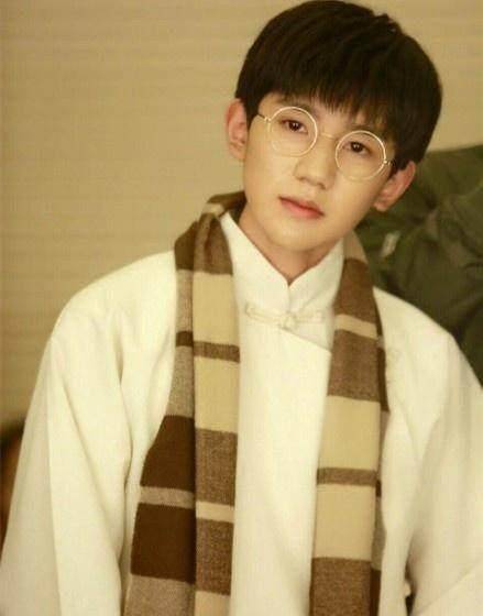 以前的男孩子喜欢穿褂子,然后脖子上一条围巾,王源就曾经拍过这样的一