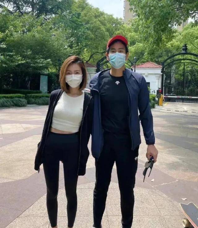 彭于晏深夜登顶热搜,被曝连夜乘机离开上海,穿着朴素背大包行李_网友