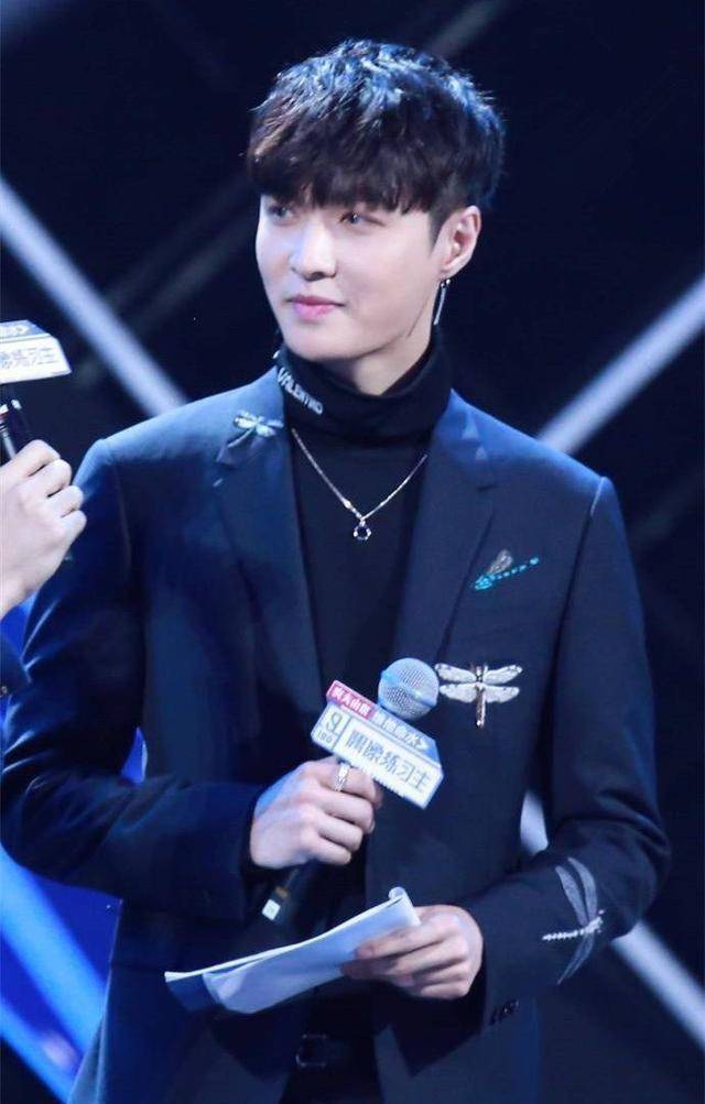 偶像练习生决赛张艺兴鞋子抢镜!