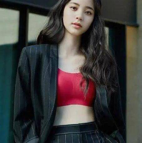 欧阳娜娜参加演奏会时,无名指上戒指却意外抢眼,网友:你才20岁_大提琴