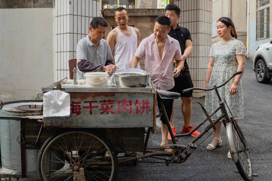 夫妻俩每天下午一点多出摊,到下午五点左右收摊,一个下午能卖四五百个