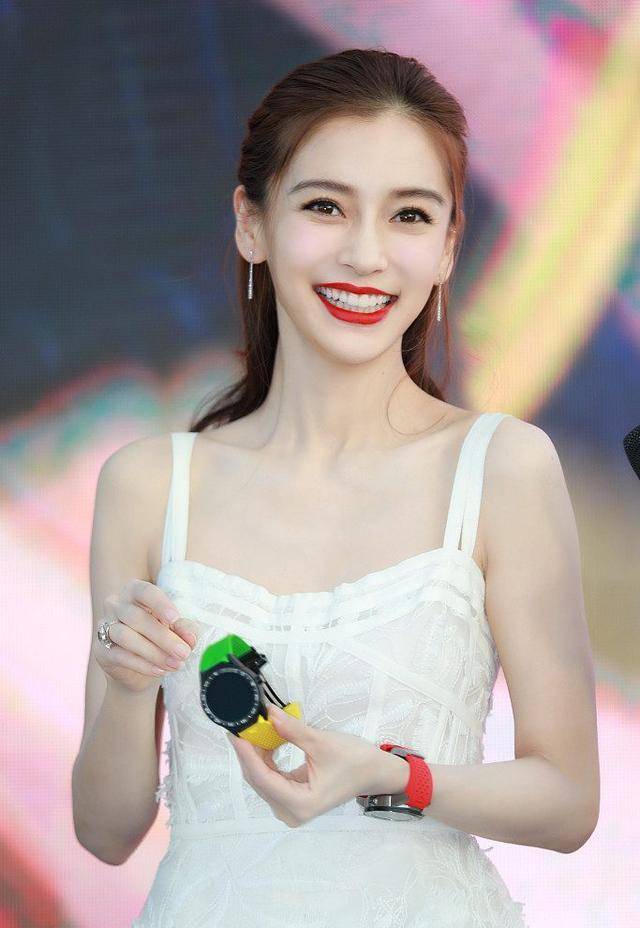 88年的倪妮和89年的杨颖同穿白色吊带裙,两人都是高颜值,长相漂亮