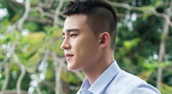 欧豪活力现身演绎痞帅青年,单手插兜大步前行酷似大佬_牛仔_感觉_瞬间