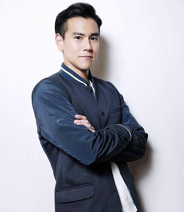 彭于晏深夜登顶热搜,被曝连夜乘机离开上海,穿着朴素背大包行李_网友