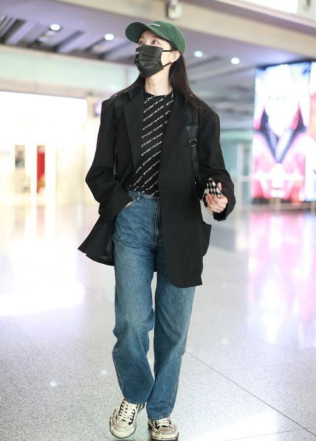 张俪在私下里也是走秀的样子,穿上老花开衫照镜子很时髦很舒服_时尚