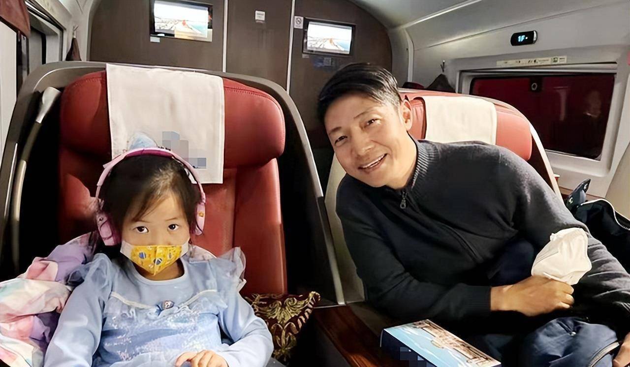 撒贝宁携妻子外出就餐,妻子李白肤白貌美,保姆细心照顾龙凤胎_孩子