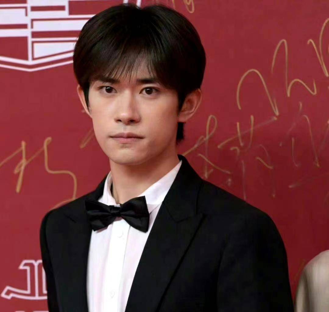 王源满脸痘印,千玺皮肤浮粉,王俊凯面庞臃肿,养成系难度此关_挑战_易